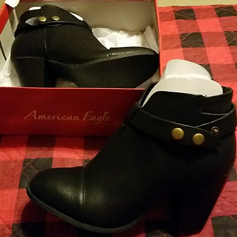 American Eagle black leather booties new